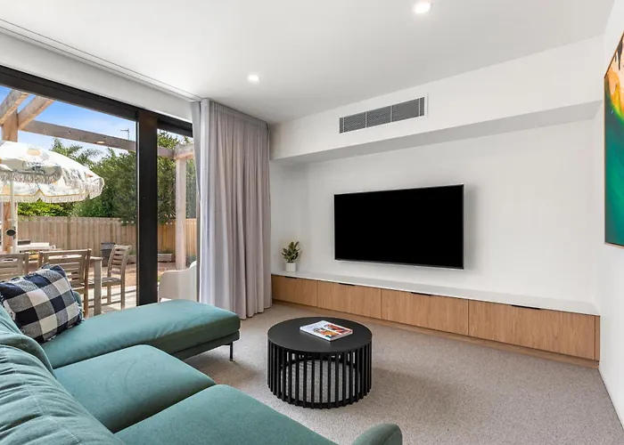 Riverside Luxe- Brand New, 50M To River, 3 Bedroom, Pizza Oven!