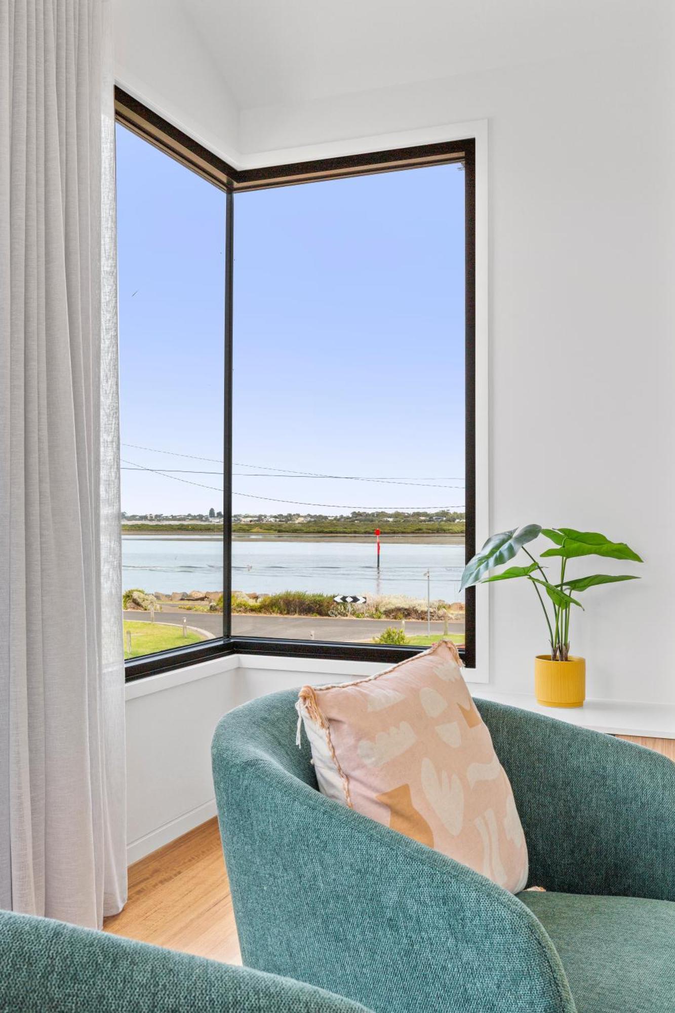 Riverside Luxe- Brand New, 50m To River, 3 Bedroom, Pizza Oven! Ocean Grove