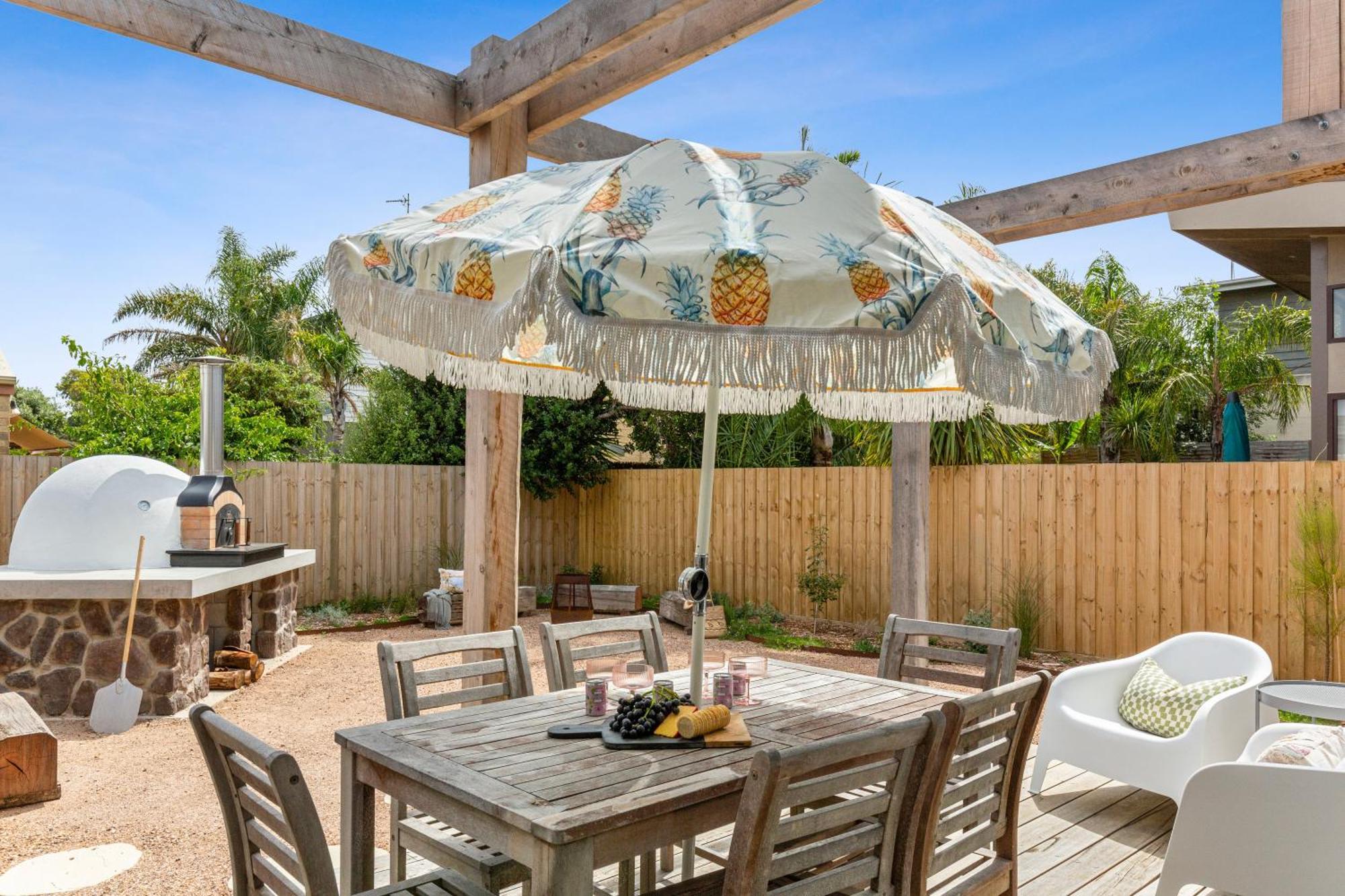 Riverside Luxe- Brand New, 50m To River, 3 Bedroom, Pizza Oven! *