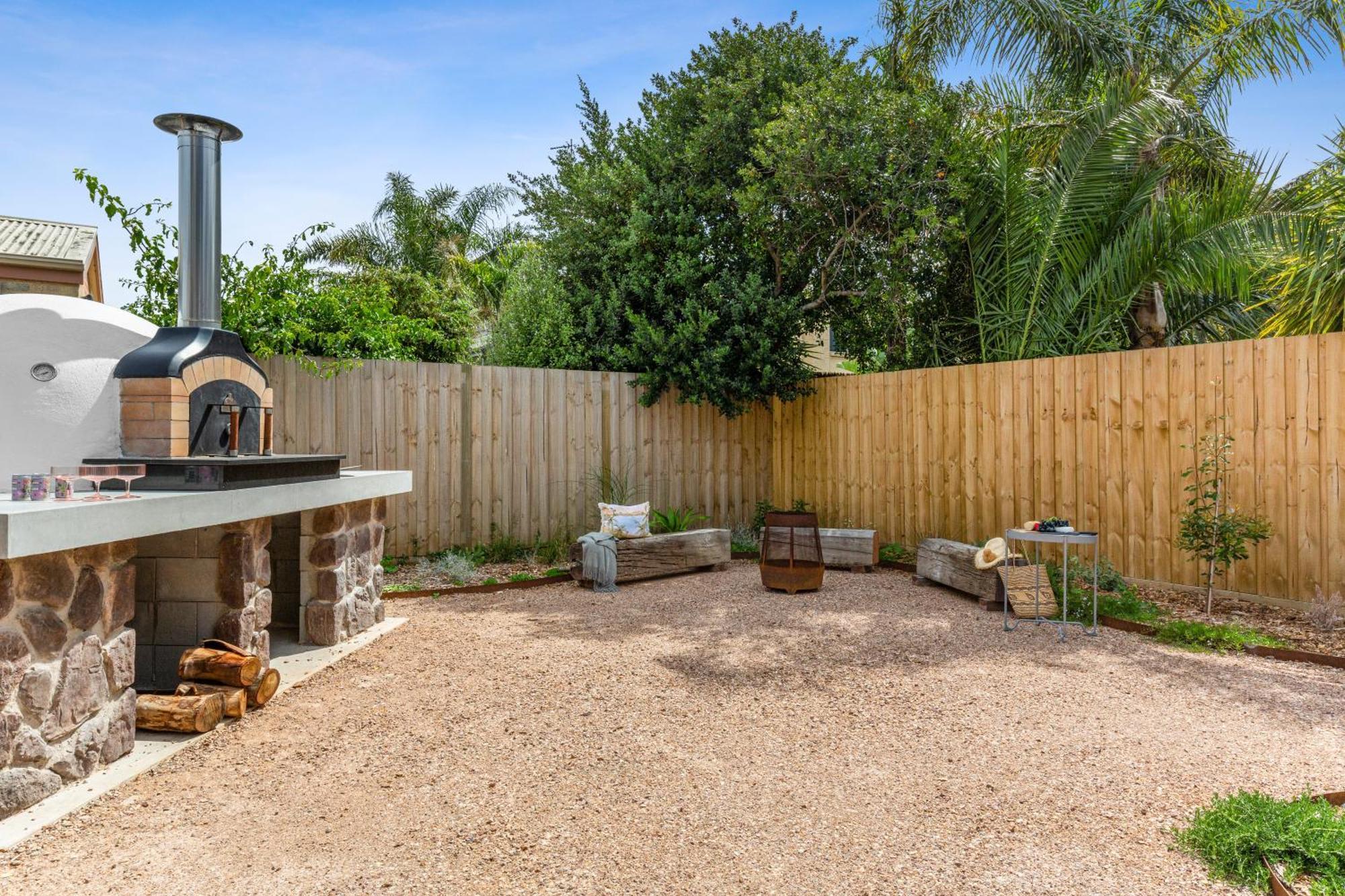 Riverside Luxe- Brand New, 50m To River, 3 Bedroom, Pizza Oven! Holiday home
